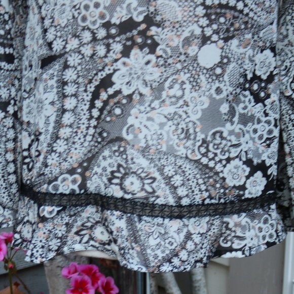 American Rag Cie Black White Paisley Lace Trim Sheer Ruffle Bottom Blouse Sz XL - Picture 6 of 7